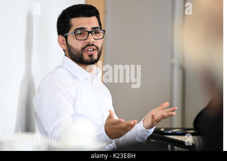 Kurdischen Journalisten Masoud Aqil präsentiert sein Buch 'Mitten unter uns. Wie ich der Folter des ist und entkam er 23.38.39 in Deutschland einholte." (Lit. "Mitten unter uns. Wie entging ich die Folter von ISIS und wurde von ihnen in Deutschland' gefangen) in Berlin, Deutschland, 28. August 2017. Der 24-jährige Mann aus Syrien verbrachte neun Monate als Gefangener der terroristische Milizen islamischen Staat (ISIS). Die ISIS-Kämpfer gefoltert und humiliatied ihn. Er hatte Schmerzen zu leiden und sehen unglaubliche Grausamkeit, bevor er in einem gefangenenaustausch im September 2015 veröffentlicht wurde. Foto: Maurizio Gambarini/dpa Stockfoto