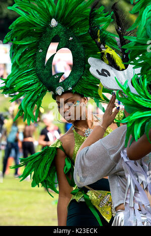 Leeds, Großbritannien. 28 Aug, 2017. 50 Leeds West Indian Karneval statt zu Potternewton Park in Leeds heute. Credit: James Copeland/Alamy leben Nachrichten Stockfoto