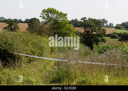 Blithfield Reservoir, Staffordshire, Großbritannien. 28 Aug, 2017. Polizei Band schafft eine Schnur um die Nachwirkungen eines leichten Flugzeug Flugzeugabsturz in dem kleinen Dorf Abbots Bromley. Ein Flugzeug mit einer Person an Bord stürzte in ein Maisfeld und die causalty wurde Luft-zu Royal Stoke Krankenhaus für Behandlung aufgehoben. Blithfield Reservoir, Abbots Bromley, Staffordshire, Großbritannien. 28. August 2017. Credit: Richard Holmes/Alamy leben Nachrichten Stockfoto