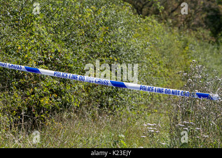 Blithfield Reservoir, Staffordshire, Großbritannien. 28 Aug, 2017. Polizei Band schafft eine Schnur um die Nachwirkungen eines leichten Flugzeug Flugzeugabsturz in dem kleinen Dorf Abbots Bromley. Ein Flugzeug mit einer Person an Bord stürzte in ein Maisfeld und die causalty wurde Luft-zu Royal Stoke Krankenhaus für Behandlung aufgehoben. Blithfield Reservoir, Abbots Bromley, Staffordshire, Großbritannien. 28. August 2017. Credit: Richard Holmes/Alamy leben Nachrichten Stockfoto