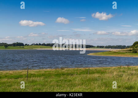 Blithfield Reservoir, Staffordshire, Großbritannien. 28 Aug, 2017. Überblick über eine malerische Blithfield Reservoir an einem sonnigen Feiertag Montag, beliebt bei Touristen. Es war neben der Szene von einem Flugzeug Flugzeugabsturz in dem kleinen Dorf Abbots Bromley. Ein Flugzeug mit einer Person an Bord stürzte in ein Maisfeld und die causalty wurde Luft-zu Royal Stoke Krankenhaus für Behandlung aufgehoben. Blithfield Reservoir, Abbots Bromley, Staffordshire, Großbritannien. 28. August 2017. Credit: Richard Holmes/Alamy leben Nachrichten Stockfoto