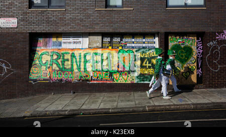 London, Großbritannien. 28. August 2017. Notting Hill Karneval feiern und Parade am Feiertag Montag. Das festival attacts in der Regel über 1 Mio. Visits und dieses Jahr, es erinnert an die Opfer der Grenfell Turm Feuer. Foto: Bettina Strenske/Alamy leben Nachrichten Stockfoto