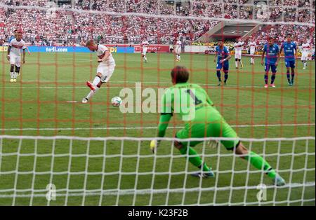 Simon Terodde (S) schiesst einen Elfmeter an den Profibus, gegen das 1:0 fiel Rene ADLER (MZ), Aktion, Torchance, Fussball 1. Bundesliga, 2. Spieltag VfB Stuttgart (S) - FSV FSV Mainz 05 (MZ) 1:0, am 26.08.2017 in Stuttgart/Deutschland. | Verwendung weltweit Stockfoto