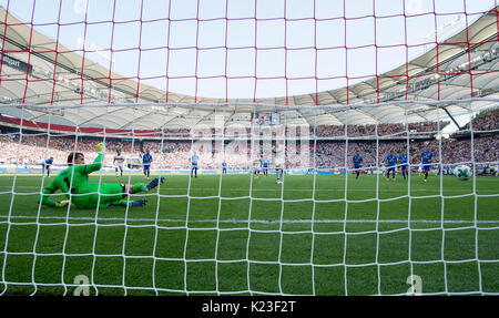 Simon Terodde r. (S) schiesst einen Elfmeter an den Profibus, gegen das 1:0 fiel Rene ADLER (MZ), Aktion, Torchance, Fussball 1. Bundesliga, 2. Spieltag VfB Stuttgart (S) - FSV FSV Mainz 05 (MZ) 1:0, am 26.08.2017 in Stuttgart/Deutschland. | Verwendung weltweit Stockfoto