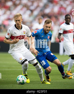 Timo BAUMGARTL l. (S) im Zweikampf gegen Alexandru MAXIM (MZ), Aktion, Fussball 1. Bundesliga, 2. Spieltag VfB Stuttgart (S) - FSV FSV Mainz 05 (MZ), am 26.08.2017 in Stuttgart/Deutschland. | Verwendung weltweit Stockfoto