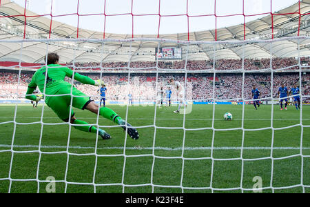 Stuttgart, Deutschland. 26 Aug, 2017. Simon Terodde r. (S) schiesst einen Elfmeter an den Profibus, gegen das 1:0 fiel Rene ADLER (MZ), Aktion, Torchance, Fussball 1. Bundesliga, 2. Spieltag VfB Stuttgart (S) - FSV FSV Mainz 05 (MZ) 1:0, am 26.08.2017 in Stuttgart/Deutschland. | Verwendung weltweit Quelle: dpa/Alamy leben Nachrichten Stockfoto