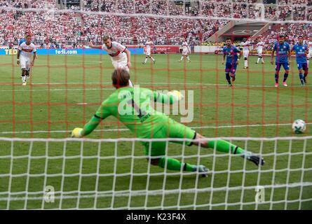 Stuttgart, Deutschland. 26 Aug, 2017. Simon Terodde (S) schiesst einen Elfmeter an den Profibus, gegen das 1:0 fiel Rene ADLER (MZ), Aktion, Torchance, Fussball 1. Bundesliga, 2. Spieltag VfB Stuttgart (S) - FSV FSV Mainz 05 (MZ) 1:0, am 26.08.2017 in Stuttgart/Deutschland. | Verwendung weltweit Quelle: dpa/Alamy leben Nachrichten Stockfoto