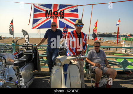 Brighton, UK. 27 Aug, 2017. August Bank Holiday Wochenende 2017. Mods nehmen an der jährlichen Versammlung an der 'mods Weekender' an der Küste von Brighton im August Bank Holiday Wochenende, Brighton, UK. 26 Aug, 2017. Credit: Haydn Denman/Alamy leben Nachrichten Stockfoto