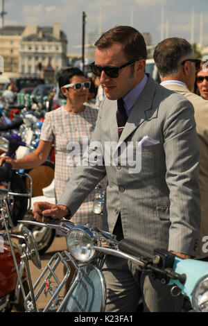 Brighton, UK. 27 Aug, 2017. August Bank Holiday Wochenende 2017. Mods nehmen an der jährlichen Versammlung an der 'mods Weekender' an der Küste von Brighton im August Bank Holiday Wochenende, Brighton, UK. 26 Aug, 2017. Credit: Haydn Denman/Alamy leben Nachrichten Stockfoto
