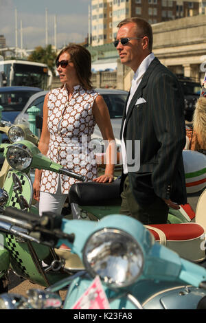 Brighton, UK. 27 Aug, 2017. August Bank Holiday Wochenende 2017. Mods nehmen an der jährlichen Versammlung an der 'mods Weekender' an der Küste von Brighton im August Bank Holiday Wochenende, Brighton, UK. 26 Aug, 2017. Credit: Haydn Denman/Alamy leben Nachrichten Stockfoto