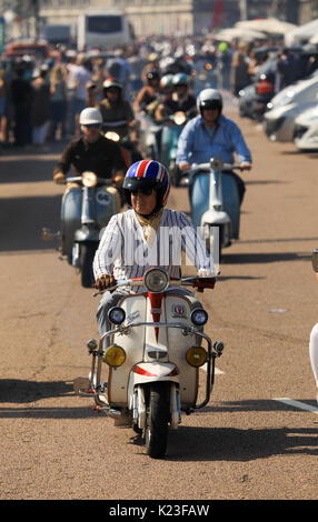 Brighton, UK. 27 Aug, 2017. August Bank Holiday Wochenende 2017. Mods nehmen an der jährlichen Versammlung an der 'mods Weekender' an der Küste von Brighton im August Bank Holiday Wochenende, Brighton, UK. 26 Aug, 2017. Credit: Haydn Denman/Alamy leben Nachrichten Stockfoto