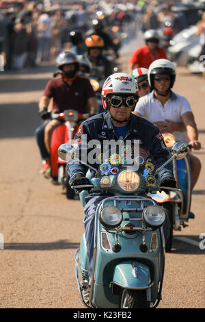 Brighton, UK. 27 Aug, 2017. August Bank Holiday Wochenende 2017. Mods nehmen an der jährlichen Versammlung an der 'mods Weekender' an der Küste von Brighton im August Bank Holiday Wochenende, Brighton, UK. 26 Aug, 2017. Credit: Haydn Denman/Alamy leben Nachrichten Stockfoto