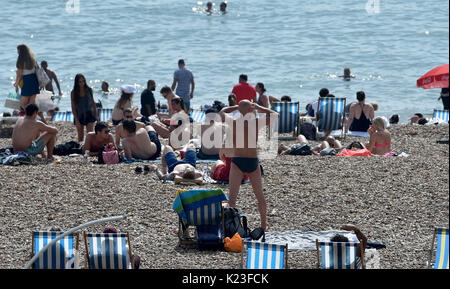 Brighton, UK. 28 Aug, 2017. UK Wetter. Menschenmassen strömen in Brighton Beach auf Feiertag Montag, den schönen sonnigen Wetter zu genießen heute als Temperaturen erwartet werden zu erreichen, so hoch wie 30 Grad in einigen Teilen der South East ist ein Datensatz für den späten August Bank Holiday: Simon Dack/Alamy leben Nachrichten Stockfoto