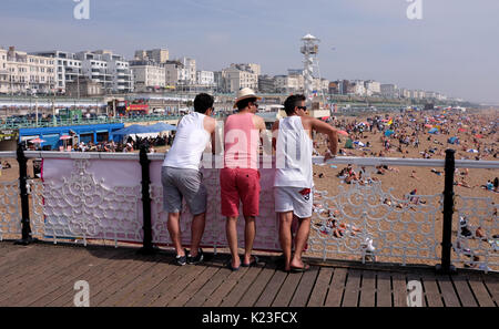 Brighton, UK. 28 Aug, 2017. UK Wetter. Menschenmassen strömen in Brighton Beach auf Feiertag Montag, den schönen sonnigen Wetter zu genießen heute als Temperaturen erwartet werden zu erreichen, so hoch wie 30 Grad in einigen Teilen der South East ist ein Datensatz für den späten August Bank Holiday: Simon Dack/Alamy leben Nachrichten Stockfoto