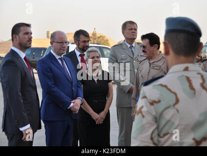 Balad, der Irak. 27 Aug, 2017. Der tschechische Premierminister Bohuslav Sobotka (2. von links) mit dem tschechischen Stabschefs Josef Becvar (5. von links) Treffen der tschechischen Soldaten, die Ausbildung der irakischen Piloten der Tschechischen gebildet worden. L-159 ALCA Kampfflugzeuge auf dem Militärstützpunkt Balad nördlich von Bagdad in der Nähe von seinem zweitägigen Besuch in den Irak am 27. August 2018. Credit: Jaromir Mrhal/CTK Photo/Alamy leben Nachrichten Stockfoto