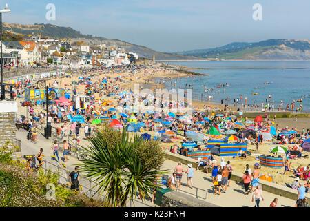 Lyme Regis, Dorset, Großbritannien. 28 Aug, 2017. UK Wetter. Erholungssuchende und Sonnenhungrige Herde an den Strand zu genießen die warme Sonne in den Badeort Lyme Regis im August Bank Holiday. Photo Credit: Graham Jagd-/Alamy leben Nachrichten Stockfoto