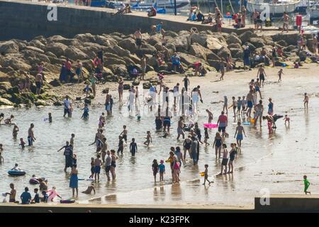 Lyme Regis, Dorset, Großbritannien. 28 Aug, 2017. UK Wetter. Erholungssuchende und Sonnenhungrige Herde an den Strand zu genießen die warme Sonne in den Badeort Lyme Regis im August Bank Holiday. Photo Credit: Graham Jagd-/Alamy leben Nachrichten Stockfoto