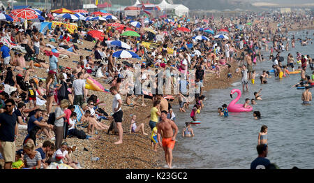 Brighton, UK. 28 Aug, 2017. UK Wetter. Menschenmassen strömen in Brighton Beach auf Feiertag Montag, den schönen sonnigen Wetter zu genießen heute als Temperaturen erwartet werden zu erreichen, so hoch wie 30 Grad in einigen Teilen der South East ist ein Datensatz für den späten August Bank Holiday: Simon Dack/Alamy leben Nachrichten Stockfoto