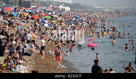 Brighton, UK. 28 Aug, 2017. UK Wetter. Menschenmassen strömen in Brighton Beach auf Feiertag Montag, den schönen sonnigen Wetter zu genießen heute als Temperaturen erwartet werden zu erreichen, so hoch wie 30 Grad in einigen Teilen der South East ist ein Datensatz für den späten August Bank Holiday: Simon Dack/Alamy leben Nachrichten Stockfoto