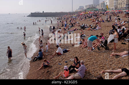 Brighton, UK. 28 Aug, 2017. UK Wetter. Menschenmassen strömen in Brighton Beach auf Feiertag Montag, den schönen sonnigen Wetter zu genießen heute als Temperaturen erwartet werden zu erreichen, so hoch wie 30 Grad in einigen Teilen der South East ist ein Datensatz für den späten August Bank Holiday: Simon Dack/Alamy leben Nachrichten Stockfoto