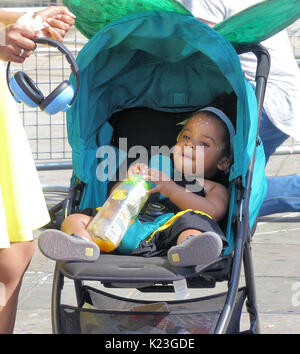 London, Großbritannien. 28 Aug, 2017. Der Notting Hill Carnival erhält unterwegs mit die höchste Temperatur des Jahres erwartet. Credit: Brian Minkoff/Alamy leben Nachrichten Stockfoto