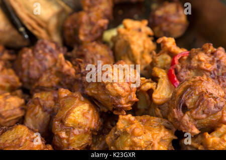 Newcastle upon Tyne, Großbritannien. 28 Aug, 2017. Zwiebel bhajis zum Verkauf an der Newcastle Mela in Newcastle-upon-Tyne, Großbritannien. Das Gericht ist eine beliebte asiatische Snacks. Credit: Stuart Forster/Alamy leben Nachrichten Stockfoto