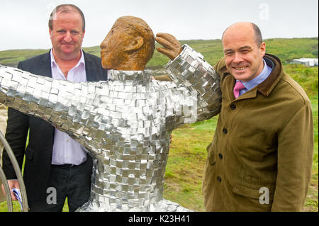 Galley Cove, Irland. August 2017. Kommunikationsminister Denis Naughten und Stellvertreter Michael Collins TD kommen der Statue von Guglielmo Marconi, der Pionierarbeit für den Fernfunk geleistet hat, ganz nah. Quelle: AG News/Alamy Live News. Stockfoto