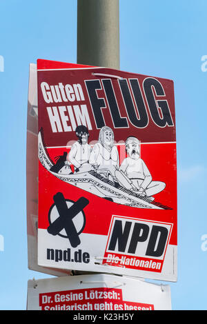 Berlin, Deutschland. 28. August 2017. Partei politische Plakat für Rechtsextremen Neonazis, NPD, Nationaldemokratische Partei Deutschlands mit Meldung "haben einen guten Flug nach Hause' mit Migranten auf fliegenden Teppich, im östlichen Bezirk von Berlin für die Bundestagswahl am 24. September 2017. Credit: Iain Masterton/Alamy leben Nachrichten Stockfoto