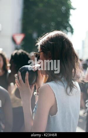 London, Großbritannien. 28 Aug, 2017. Künstler und Nachtschwärmer in Notting Hill Carnival, 2017. Foto: Simon König/Alamy leben Nachrichten Stockfoto