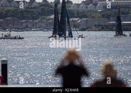 Cardiff, Wales, UK. 28 Aug, 2017. Allgemeine Ansicht als Zuschauer die Aktion während des Tages vier Akte Sechs der Extreme Sailing Series 2017 ansehen. Bild von der Credit: Mark Hawkins/Alamy leben Nachrichten Stockfoto