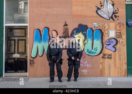 London, Großbritannien. 28 Aug, 2017. Notting Hill Carnival 2017. Europas größte Street Festival bringt Tausende auf die Straße zur Partei Credit: Guy Corbishley/Alamy leben Nachrichten Stockfoto