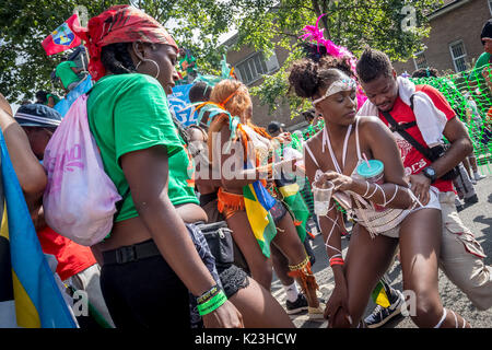 London, Großbritannien. 28 Aug, 2017. Notting Hill Carnival 2017. Europas größte Street Festival bringt Tausende auf die Straße zur Partei Credit: Guy Corbishley/Alamy leben Nachrichten Stockfoto