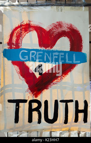 London, Großbritannien. 28 Aug, 2017. Grenfell Turm Gedenkstätte Schild in der Nähe des Hochhauses. Credit: Guy Corbishley/Alamy leben Nachrichten Stockfoto