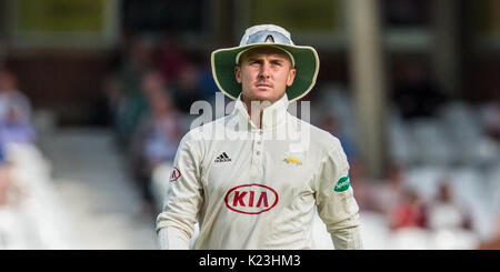 London, Großbritannien. 28 Aug, 2017. Jason Roy im Feld für Surrey gegen Middlesex am Oval an Tag eins der Specsavers County Championship Match am Oval. David Rowe/Alamy leben Nachrichten Stockfoto