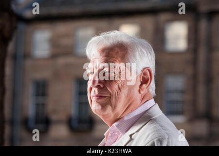 Edinburgh, Großbritannien. 28. August 2017. John Simpson, der englische Korrespondentin und Weltgeschehen Editor von BBC News, beim Edinburgh International Book Festival erscheinen. Gary Doak/Alamy leben Nachrichten Stockfoto