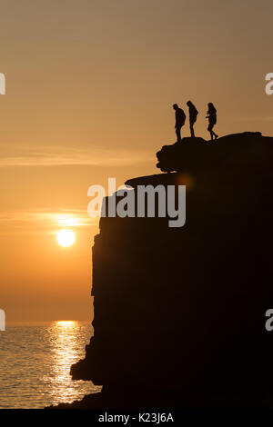 Portland Bill, Dorset, Großbritannien. 28 Aug, 2017. UK Wetter. Als einer der wärmsten Feiertage im neuen Gedächtnis zu einem Ende kommt, Touristen bewundern Sie den Sonnenuntergang vom Preikestolen auf Portland Bill, Dorset. Credit: Peter Lopeman/Alamy leben Nachrichten Stockfoto