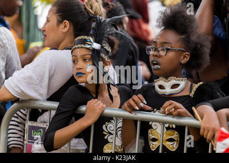 Leeds, Großbritannien. 28 Aug, 2017. Tänzerinnen und Tänzer in farbenprächtigen Kostüme am 50. Leeds West Indian Karneval gekleidet am 28. August 2017 in Leeds, UK. Credit: Katarzyna Soszka/Alamy leben Nachrichten Stockfoto