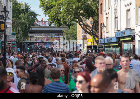 Notting Hill, London, UK, 28. August 2017. Eine sehr überfüllten Portobello Road. Teilnehmer und Nachtschwärmer der Notting Hill Carnival genießen Sie auf einem wunderschön sonnigen und heißen Tag in West London. Notting Hill Carnival ist Europas größte Street Festival feiert Londons Karibische Gemeinschaft und multikulturelle Erbe seit 1964 in Notting Hill, Ladbroke Grove und Westbourne Park. Credit: Imageplotter Nachrichten und Sport/Alamy leben Nachrichten Stockfoto