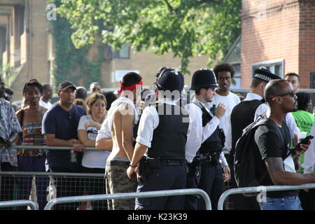 London, Großbritannien. 28. August 2017. Die Polizei, Verhaftungen und der Suche nach Verdächtigen in Notting Hill Carnival 28.08.2017. Verdächtige in der Hand Cuffs. Credit: Daniel Samray/Alamy leben Nachrichten Stockfoto