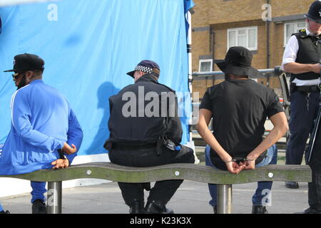 London, Großbritannien. 28. August 2017. Die Polizei, Verhaftungen und der Suche nach Verdächtigen in Notting Hill Carnival 28.08.2017. Verdächtige in der Hand Cuffs. Credit: Daniel Samray/Alamy leben Nachrichten Stockfoto