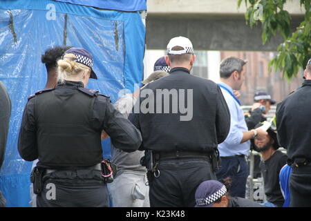 London, Großbritannien. 28. August 2017. Die Polizei, Verhaftungen und der Suche nach Verdächtigen in Notting Hill Carnival 28.08.2017. Verdächtige in der Hand Cuffs. Credit: Daniel Samray/Alamy leben Nachrichten Stockfoto