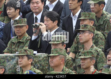 Japanische Verteidigungsminister Itsunori Onodera besucht die 2017 Fuji Feuerkraft Überprüfung der japanischen Boden Selbstverteidigungsstreitkräfte an der JGSDF East Fuji Manöver, Gotenba Stadt, Gifu pref, Japan am 27. August 2017. Credit: motoo Naka/LBA/Alamy leben Nachrichten Stockfoto