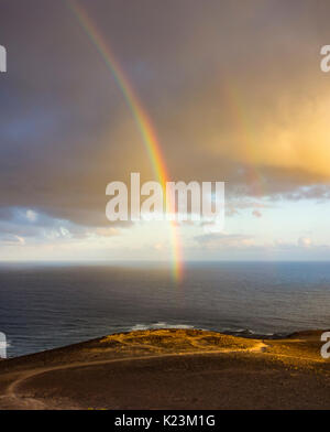 Las Palmas, Gran Canaria, Kanarische Inseln, Spanien. 29 August, 2017. Wetter: Eine atemberaubende doppelten Regenbogen über den Atlantik als Wanderer steht auf einem vulkanischen Berg in der Nähe der Hauptstadt Las Palmas bei Sonnenaufgang als kurze Pässe über die Inseln. Credit: ALAN DAWSON/Alamy leben Nachrichten Stockfoto