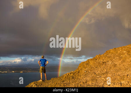 Las Palmas, Gran Canaria, Kanarische Inseln, Spanien. 29 August, 2017. Wetter: Eine atemberaubende doppelten Regenbogen über den Atlantik als Wanderer steht auf einem vulkanischen Berg in der Nähe der Hauptstadt Las Palmas bei Sonnenaufgang als kurze Pässe über die Inseln. Credit: ALAN DAWSON/Alamy leben Nachrichten Stockfoto