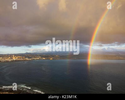 Las Palmas, Gran Canaria, Kanarische Inseln, Spanien. 29 August, 2017. Wetter: Eine atemberaubende doppelten Regenbogen über den Atlantischen Ozean in der Nähe der Hauptstadt Las Palmas bei Sonnenaufgang als eine kurze Dusche über die Inseln. Credit: ALAN DAWSON/Alamy leben Nachrichten Stockfoto