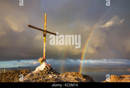 Las Palmas, Gran Canaria, Kanarische Inseln, Spanien. 29 August, 2017. Wetter: Eine atemberaubende doppelten Regenbogen über den Atlantischen Ozean in der Nähe der Hauptstadt Las Palmas bei Sonnenaufgang als eine kurze Dusche über die Inseln. Credit: ALAN DAWSON/Alamy leben Nachrichten Stockfoto