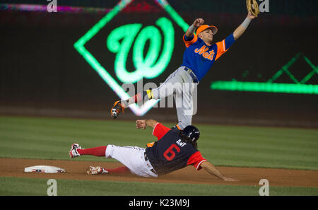 Washington, USA. 27 Aug, 2017. Washington Staatsangehörige dritter Basisspieler Anthony Rendon (6) stiehlt die zweite Basis im vierten Inning des zweiten Spiel eines Doppel-Kopf gegen die New York Mets am Nationals Park in Washington, DC am Sonntag, 27. August 2017. Zweiter Basisspieler Gavin Cecchini (2) ausgeschaltet ist, zog die Basis durch die errant Throw von Catcher Kevin Plawecki (26). Credit: Ron Sachs/CNP (Einschränkung: Keine New York oder New Jersey Zeitungen oder Zeitschriften innerhalb eines 75-Meilen-Radius von New York City) - KEINE LEITUNG SERVICE - Foto: Ron Sachs/Konsolidierte/dpa/Alamy leben Nachrichten Stockfoto