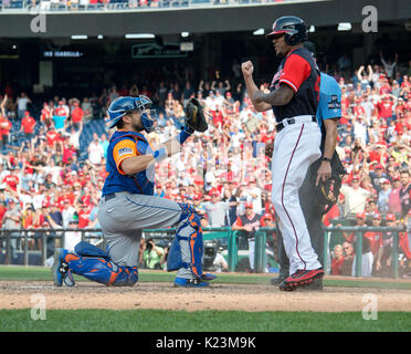 New York Mets catcher Travis d'Arnaud (18) Zeigt die Home Plate Umpire Andy Fletcher (49), die teilweise durch Washington Nationals pinch runner Edwin Jackson verdeckt (40), dass er auf die Kugel wie Fletcher gehaltene Anrufe Jackson aus dem ersten Spiel einer double-Header gegen die Washington Nationals an den Angehörigen Park in Washington, DC am Sonntag, 27. August 2017 zu Ende. Das Mets hielt auf dem Spiel 6 - 5 zu gewinnen. Credit: Ron Sachs/CNP (Einschränkung: Keine New York oder New Jersey Zeitungen oder Zeitschriften innerhalb eines 75-Meilen-Radius von New York City) - KEINE LEITUNG SERVICE - Foto: Ron Sachs/Konsolidierte/dpa Stockfoto