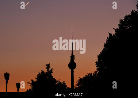 Berlin, Deutschland. 28 Aug, 2017. Die Silhouette der Fernsehturm am Abendhimmel in Berlin, Deutschland, 28. August 2017 gesehen werden kann. Foto: Maurizio Gambarini/dpa/Alamy leben Nachrichten Stockfoto