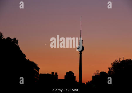 Berlin, Deutschland. 28 Aug, 2017. Die Silhouette der Fernsehturm am Abendhimmel in Berlin, Deutschland, 28. August 2017 gesehen werden kann. Foto: Maurizio Gambarini/dpa/Alamy leben Nachrichten Stockfoto